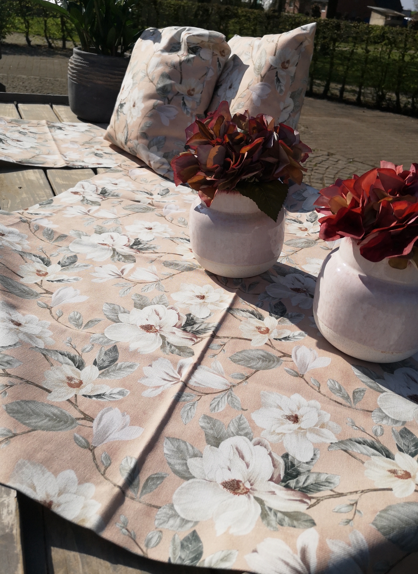 Tischdecke Blumenbeige